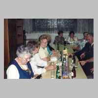 080-2136 8. Treffen vom 3.-5. September 1993 in Loehne - Der gemuetliche Abend am Sonnabend mit viel Tanz und -schabbern-.JPG
